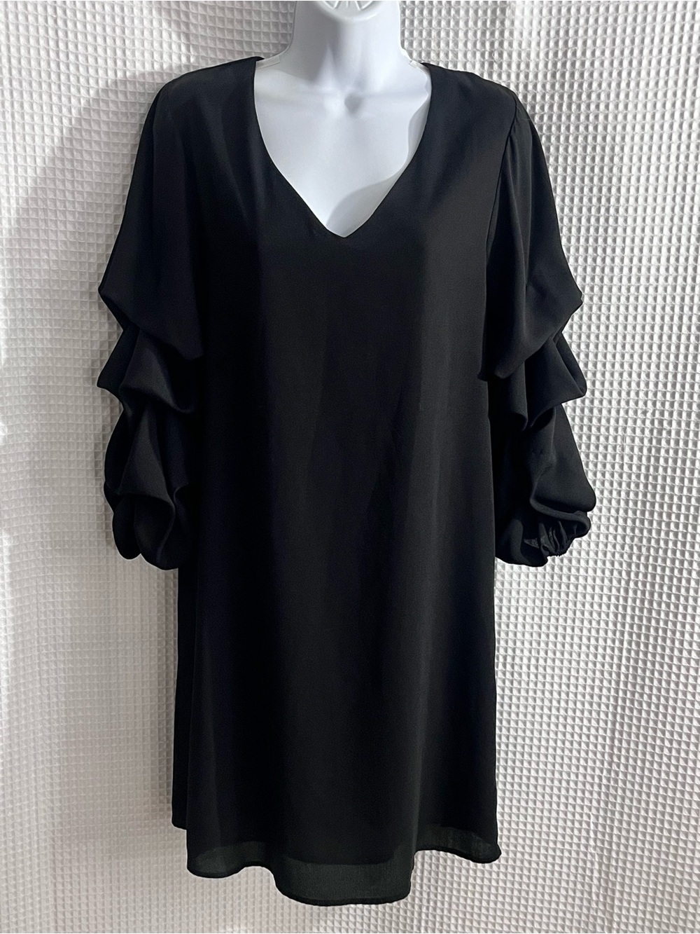 Everly Black Long Sleeve Ruffle V-Neck Dress size small